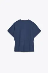 Camiseta color crudo de algodón con cuello redondo, manga corta caída y cintura ajustable con cordón.