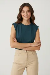 Musculosa a rayas horizontales marrones y blancas, de algodón, corte holgado y cuello redondo.