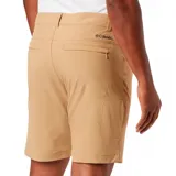 Short color beige de corte recto, con bolsillos laterales y traseros.