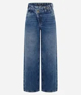 Pantalón de jeans azul de corte wide leg, tiro medio, con cintura de diseño traspasado y cierre tradicional.