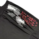 Remera negra de algodón con cuello redondo y mangas cortas. Estampado frontal con texto en blanco. Corte slim fit.