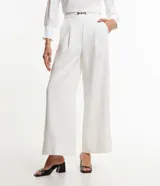 Pantalón pantalona de sastrería color blanco, con cintura elástica en la espalda, detalle metálico delantero y pliegues.