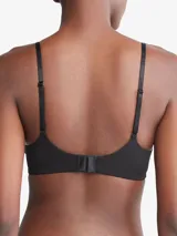 Corpiño negro Calvin Klein con escote en V, tirantes finos ajustables con logo de la marca, copas con relleno ligero sin aros y cierre trasero con broche.