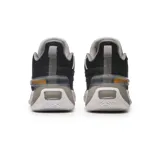 Championes de básquet 361 modelo Goey 1.0, color negro con detalles en gris y amarillo.