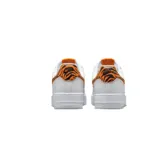 Zapatillas Nike Air Force 1 color beige con detalles en crema, suela blanca y base color caramelo.