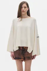 Buzo negro de algodón con cuello redondo y mangas largas.