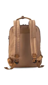 Mochila matera confeccionada en tela impermeable color beige, diseñada con dos compartimientos independientes para el kit de mate y objetos personales. Cuenta con bolsillos internos, asas de mochila acolchadas, asa de mano superior y una correa ajustable extraíble para llevar al hombro.