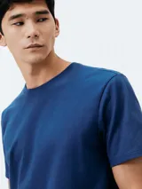 Camiseta marrón de corte recto y mangas cortas.