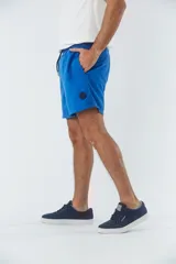 Short de baño celeste liso, con cintura elástica ajustable con cordón negro, dos bolsillos delanteros y uno trasero.