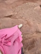 Pantalón fucsia de tiro alto, corte palazzo y aberturas laterales en el ruedo.