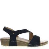 Sandalia con plataforma corrida color beige, con tiras anchas cruzadas en el empeine y tira trasera con hebilla.