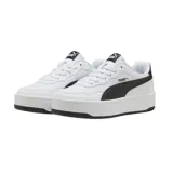 Championes urbanos Puma Court Lally Skye, color blanco con detalles en negro, confeccionados con materiales reciclados y plantilla SoftFoam+. Presentan una base tipo plataforma y cordones. Código: 400368