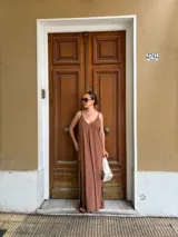 Vestido largo de viscosa con estampado animal print de leopardo, breteles finos y escote en V.