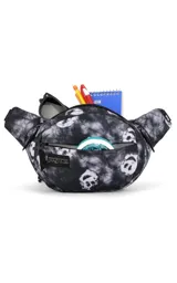 Riñonera JanSport Fifth Avenue negra con estampado de rayos blancos.