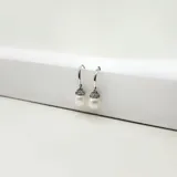 Par de caravanas colgantes de plata 925 con perlas de río y circonias.