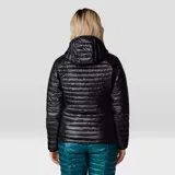 Campera negra con capucha, ultraliviana, rellena de poliéster reciclado. Cuenta con un bolsillo seguro en el pecho con cremallera, dos bolsillos seguros con cremallera para las manos, puños elásticos y dos ajustadores de dobladillo inferior. Se puede guardar en su propio bolsillo.