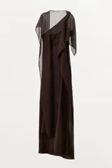 Vestido largo marrón con escote asimétrico y tirante ancho. Tiene una capa de tejido transparente a tono sobre el hombro y abertura lateral en el ruedo.