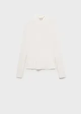 Camiseta blanca de cuello alto y manga larga, corte ajustado.