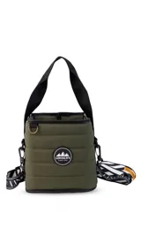 Matera color bordó con diseño acolchado, asa corta negra, correa larga regulable negra con estampado de rayas diagonales blancas y negras.