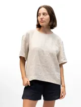 Remera beige de lino con mangas cortas y corte holgado.