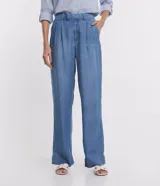 Pantalón pantalona de jean celeste, de corte ancho, con cintura media desplazada, pliegues delanteros y bolsillos.