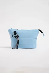 Necessaire celeste con diseño capitoneado y cierre superior con tirador negro.