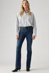 Pantalón de jean azul oscuro, de corte bootcut y tiro alto.