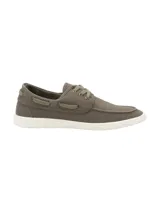 Mocasín náutico de lona color marrón con cordones y suela blanca.