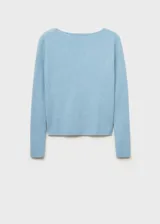 Sweater gris de punto canalé con cuello barco y mangas largas.