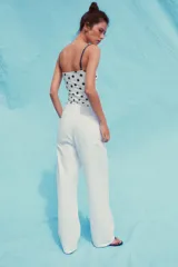 Top blanco con estampado de lunares marrones, corte corsetero, escote corazón y tirantes finos ajustables.