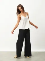 Musculosa negra con breteles finos y encaje en el escote.