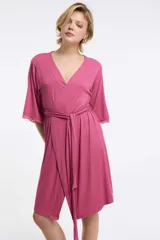 Bata color rosado confeccionada en tela rib con mangas 3/4 y detalle de encaje en las mangas.