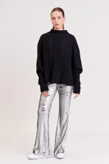 Pantalón de lentejuelas plateadas, corte acampanado.