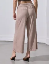 Pantalón wide leg color beige, marca Ninety. Con pretina ancha elastizada y lazo de ajuste.