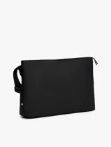 Cartera mensajera negra de poliuretano con correa de tela ajustable con el logo de la marca. Tiene cierre de cremallera, bolsillo interior y exterior con cremallera, y logo metálico en la parte delantera.
