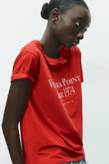 Camiseta roja de algodón con cuello redondo, corte regular y mangas cortas. Estampado frontal con el texto "Ventura Point Since 1974 California" en color blanco.