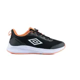 Championes de running Umbro negros con detalles en naranja y logo blanco en el lateral.