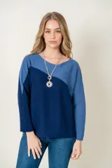 Sweater de lana combinado en dos tonos de azul, con cuello bote y mangas largas.