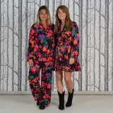 Pantalón de vestir con estampado multicolor.