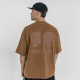 Remera color marrón con diseño gráfico en la parte posterior, de corte holgado.