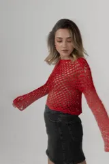 Buzo tejido a mano en crochet con hilado de seda color dorado. Diseño tipo red con mangas acampanadas, ideal para usar sobre un top.