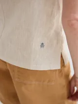 Musculosa color crudo de lino con breteles finos y detalles con vivos en el escote.