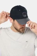 Gorro con visera de lona color azul con visera color beige y parche tejido con logo de la marca.