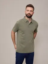 Remera polo marrón de piqué de algodón con cuello clásico y tapeta de dos botones. Logo bordado en el pecho. Corte clásico.