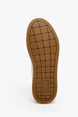 Zapatillas deportivas urbanas color beige y blanco, con detalles en color borgoña en el talón y laterales. Cierre con cordones y suela marrón de 3,5 cm de altura.