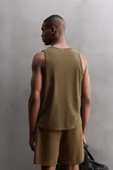 Musculosa negra de algodón, corte recto, cuello redondo y sisa amplia.