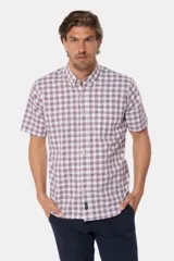 Camisa de hombre a cuadros blancos, rojos y azules, de manga corta y confeccionada en algodón.