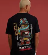 Remera negra de algodón con corte comfort, cuello redondo y mangas cortas. Estampa frontal y trasera con lettering "Inked Yokai".