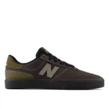 Championes New Balance modelo NM272 DOP, color marrón oscuro con detalles en verde militar y logo "N" en beige.