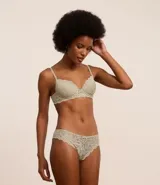 Conjunto de lencería color verde claro, compuesto por un corpiño de encaje con aro y breteles regulables, y una bombacha tipo bikini de encaje con moño decorativo.